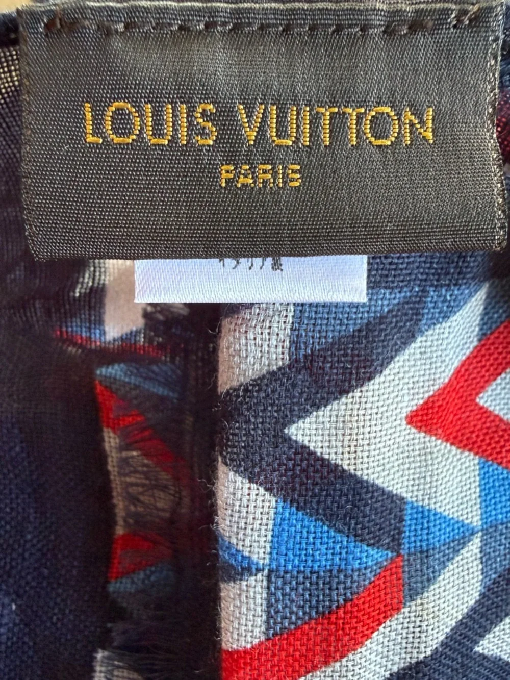 Excellent Condition Louis Vuitton Lightweight Shawl in Blue, Red, White w/ COA - Picture 6 of 8